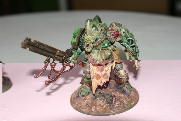 Min charmgosse får aldrig sina vingar. Lovat honom vingar i en evighet och lämnat två stora hål i nacken på stackarn.